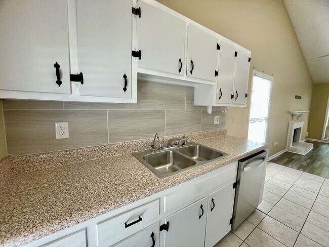 Building Photo - Charming 3-Bed Townhome In Three Colonies