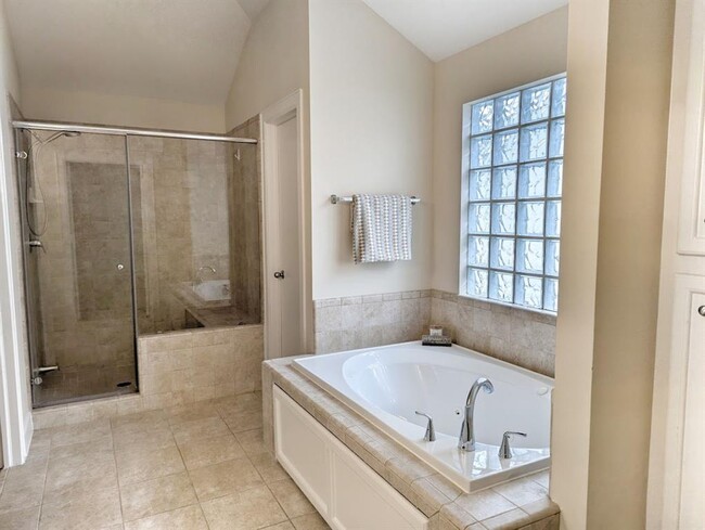 Building Photo - 3730 Main Poplar Dr