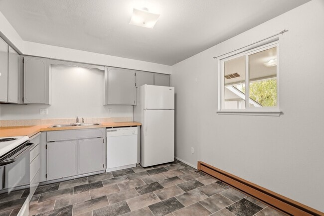Building Photo - 13121 E Skyview Ave