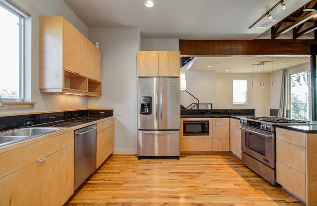 Building Photo - 318 McAlpine St