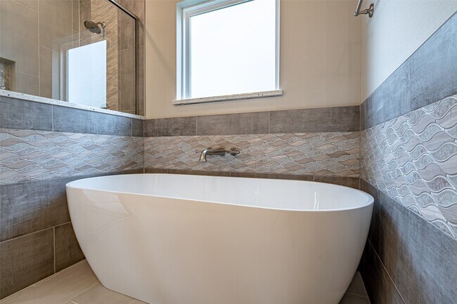 Building Photo - 2044 Salina Cir