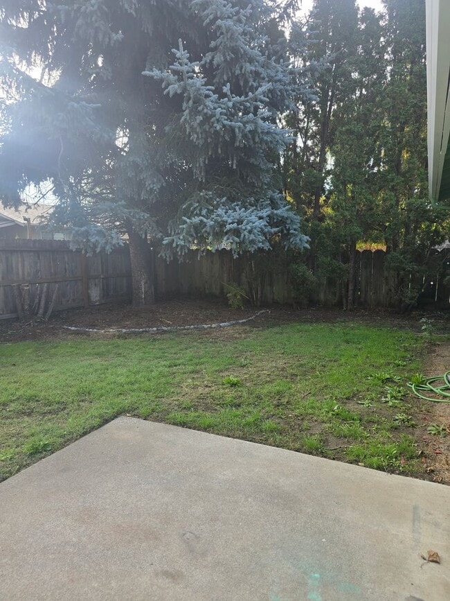 Building Photo - 3 bed 2 bath Single Home for Rent in Grants Pass