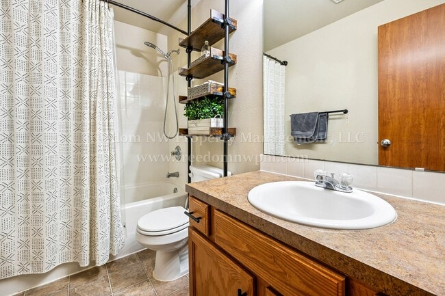 Building Photo - 704 Evergreen Place