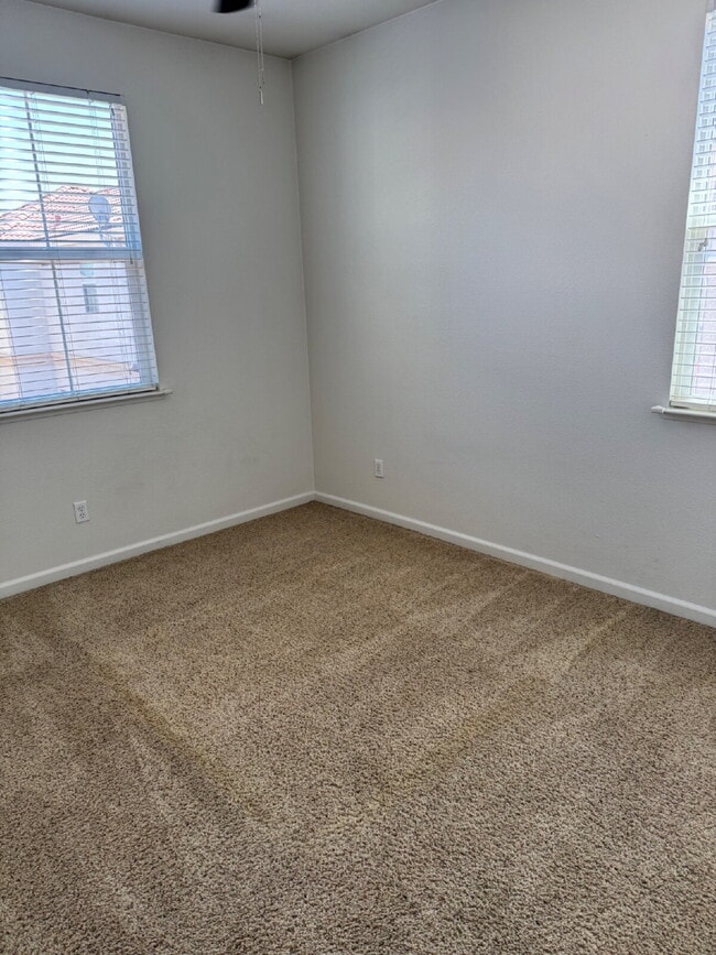 Building Photo - Beautiful 3 Bed, 2.5 Bath Green Valley Sin...