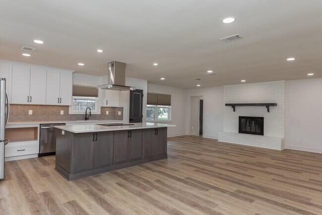 Building Photo - 2540 Hallmark Dr