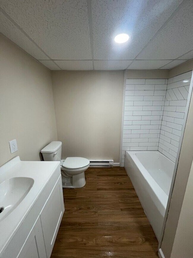 Building Photo - 3-4 bedroom, 2 bathroom