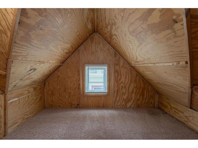 Building Photo - 1220 Burr St N