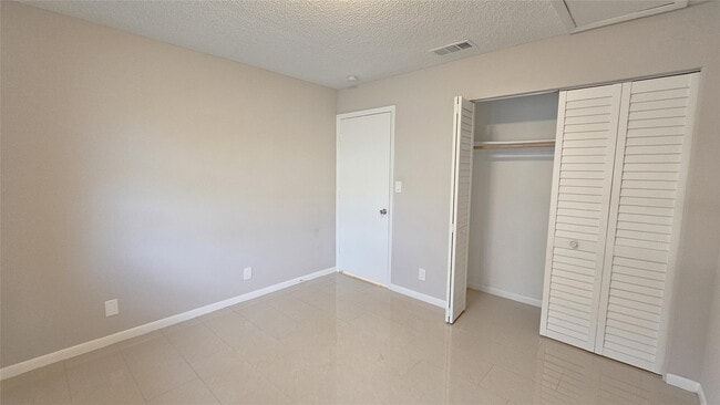 Building Photo - 416 Lakeside Dr