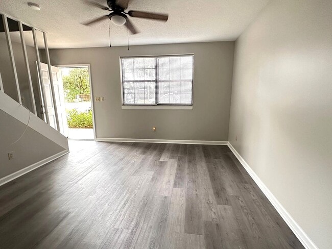 Primary Photo - Island Townhouse-Close to Shopping and Beach!