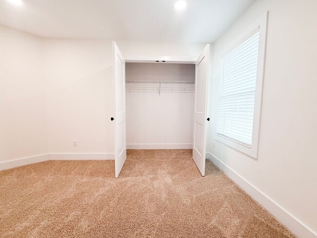 Building Photo - 3 Bedroom Home with 2 Car Garage and Resort Style Pool Access