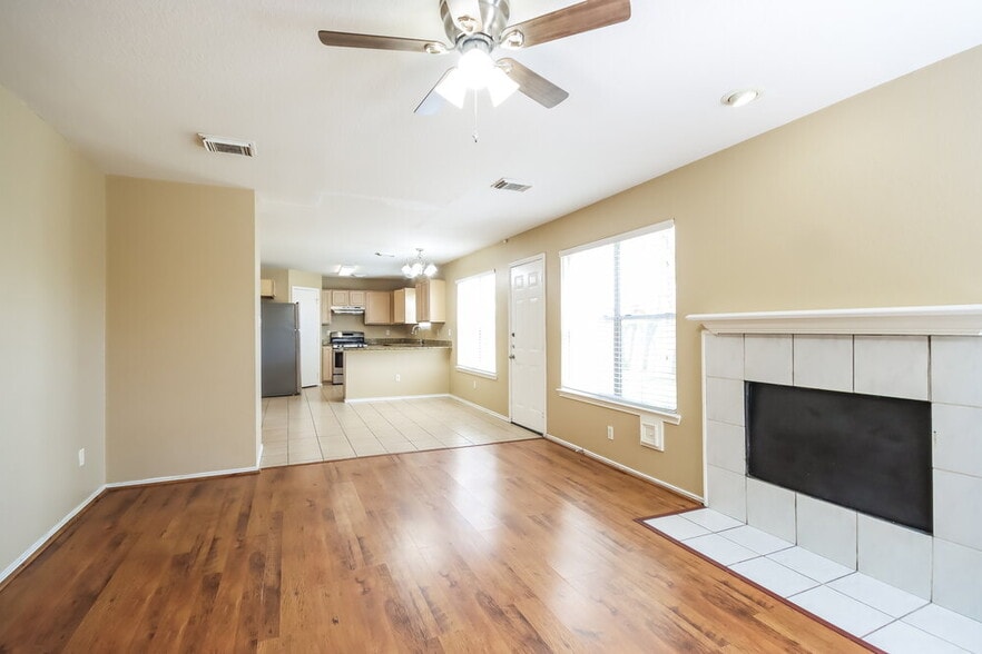 Building Photo - 2610 Heather Knoll Dr
