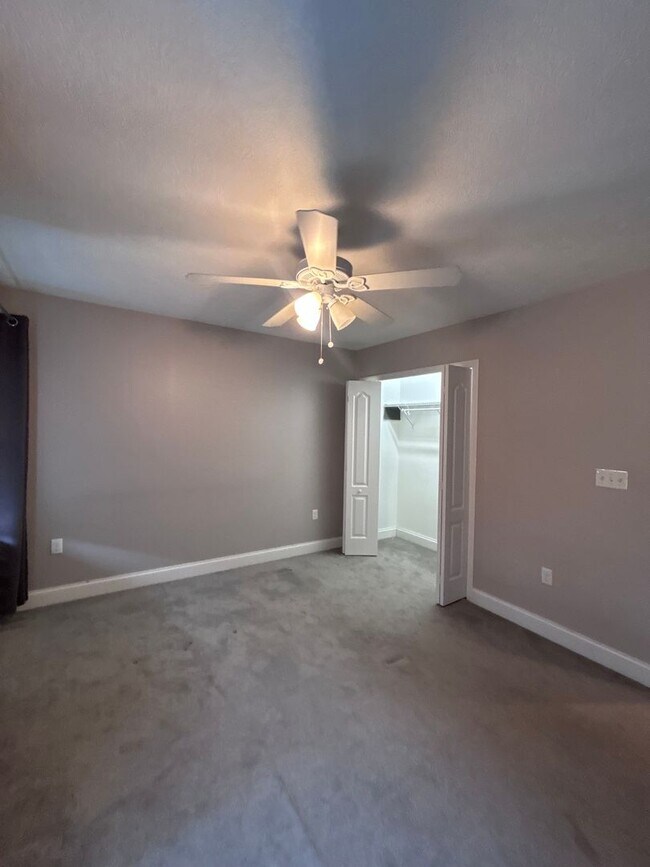 Building Photo - Modern 3-Level North Side Townhome with Garage