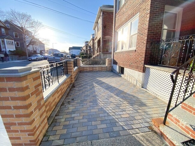 Building Photo - 98 Colborne Rd
