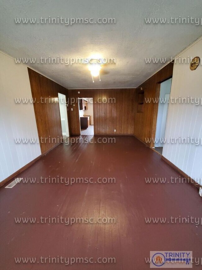 Building Photo - Huge 4 Bed House!