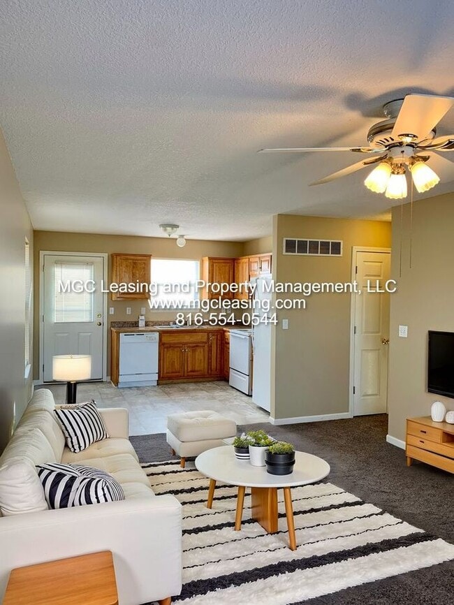 Building Photo - Spacious 2-story Duplex with 1-Car Garage in Lee's Summit!