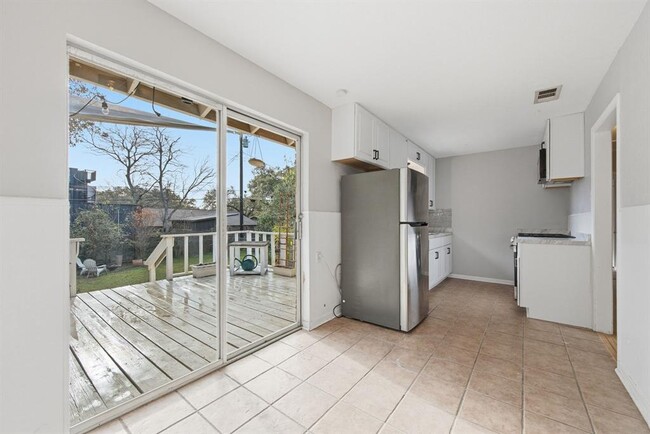 Building Photo - 3007 Kinney Ave