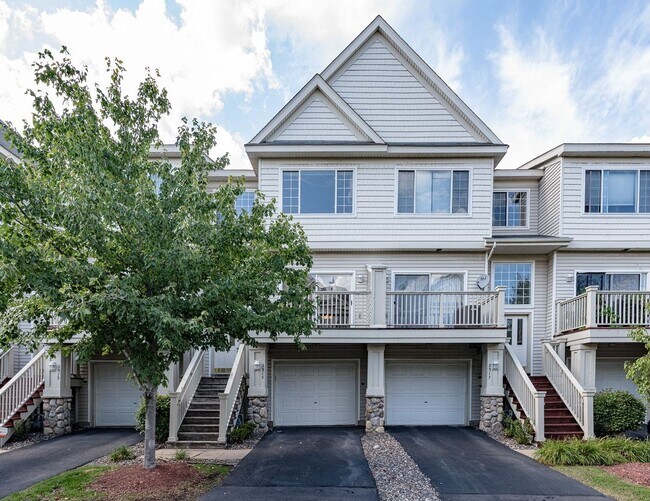 Primary Photo - Like New 2 Bed/2 Bath Townhome With Amenit...