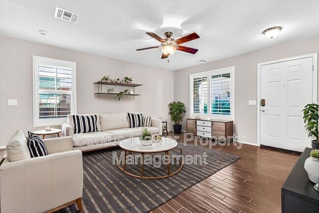 Building Photo - 2544 E Vermont Dr