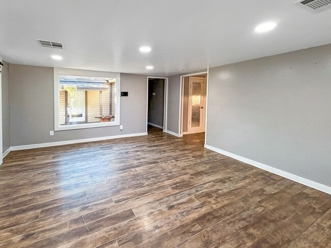 Building Photo - 829 W Madison Ave