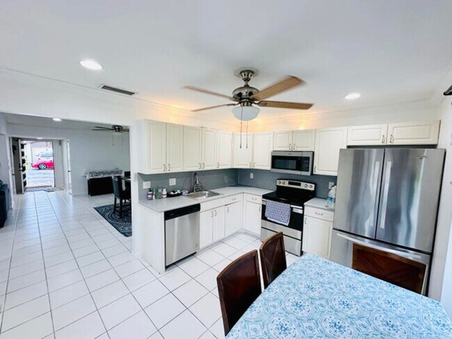 Building Photo - 5077 Forsythia St