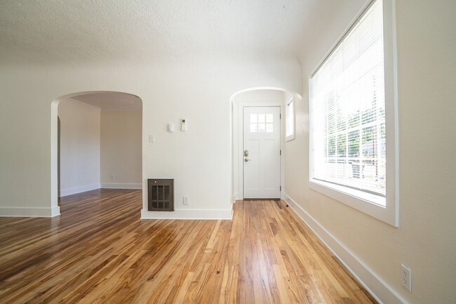 Building Photo - 3-Bedroom 2 Bath Classic Cape Cod House  (...