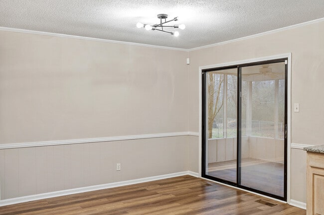 Building Photo - 207 S Hillcrest Dr