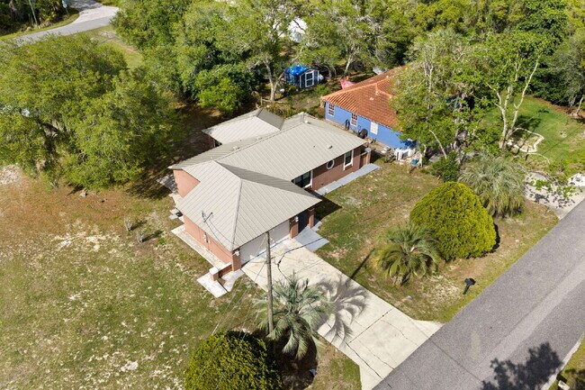 Building Photo - Comfort, Space & Convenience on a Peaceful Corner Lot in the Shores