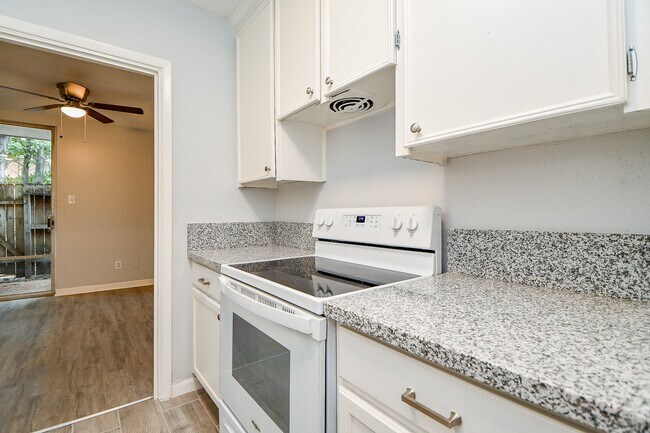 Building Photo - 2822 Briarhurst Dr