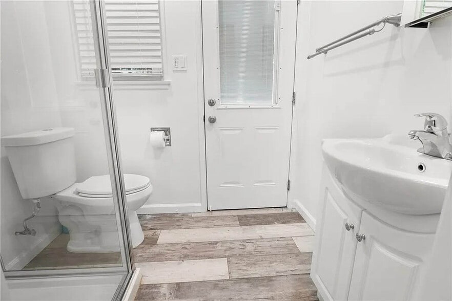 2nd bath just off of the living area - 1500 Voorhees Ave
