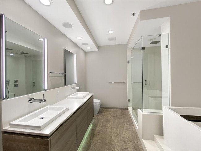 Building Photo - 300 Wall St