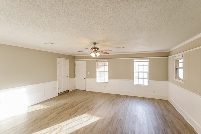 Building Photo - 704 Greystone St