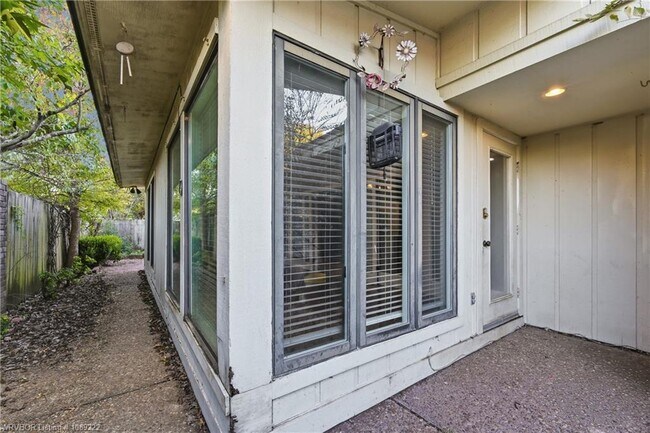 Building Photo - 2411 S 46th St
