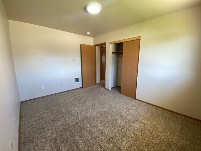 Building Photo - 1001 E 19th Ave