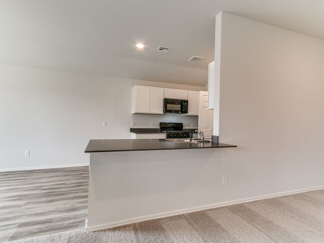 Building Photo - New Mustang Home!