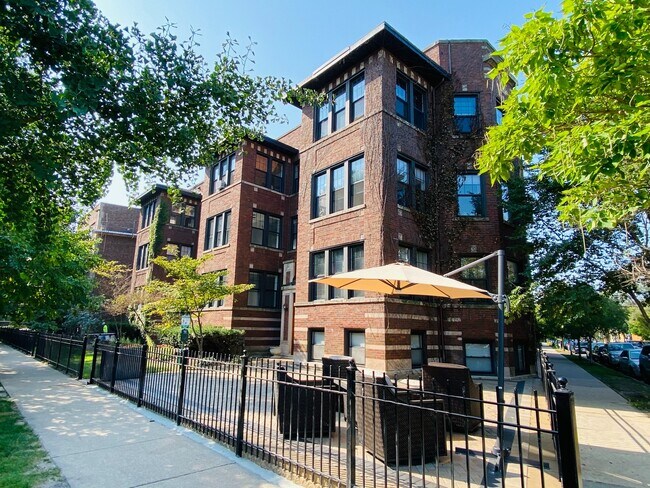 Building Photo - 7644 N Eastlake Terrace