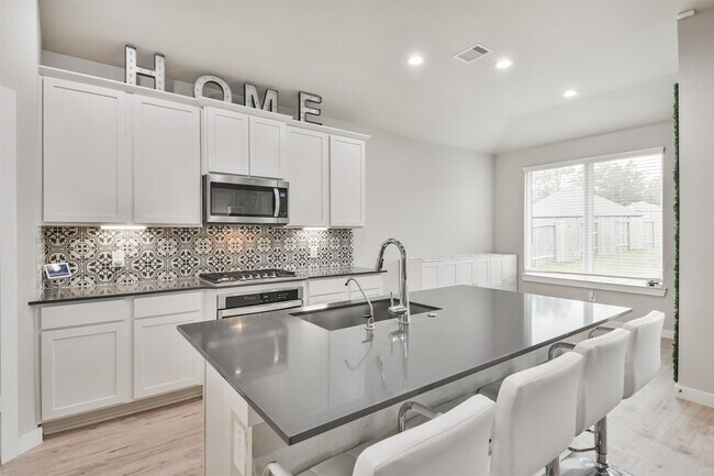 Building Photo - 14226 Lake Lodge Dr