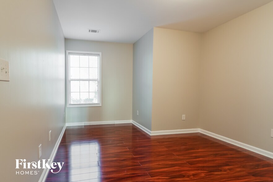Building Photo - 1528 Park Knoll Trail NE