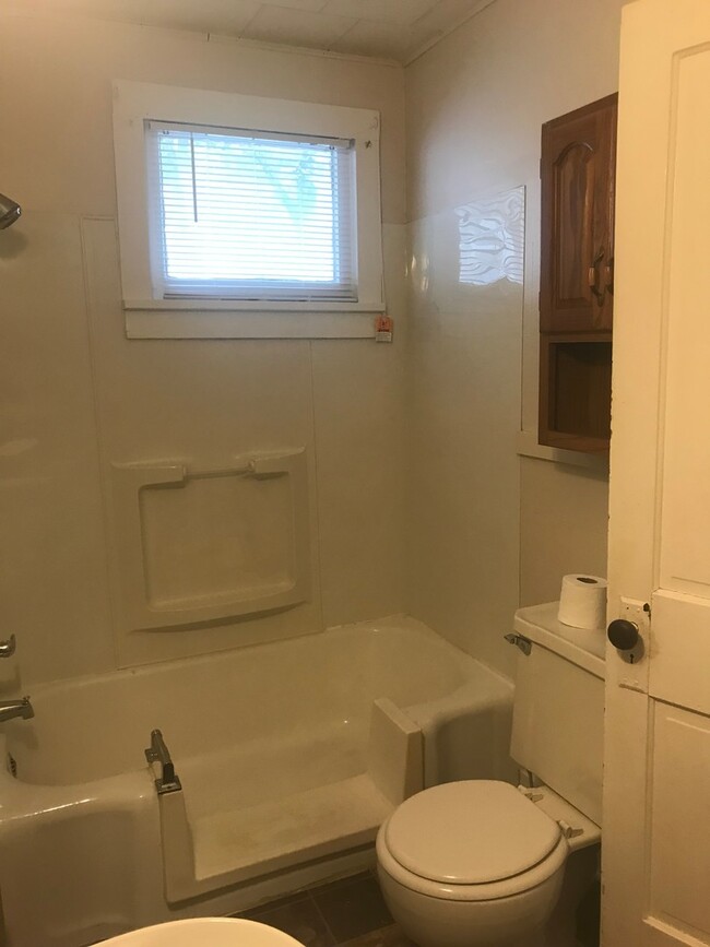 Building Photo - Very clean 3 bedroom/1 bath house in El Do...