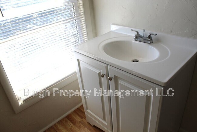 Building Photo - 213 6th Ave