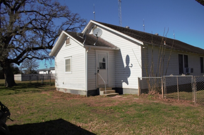 Building Photo - Cute 2 bedroom - Convenient Location