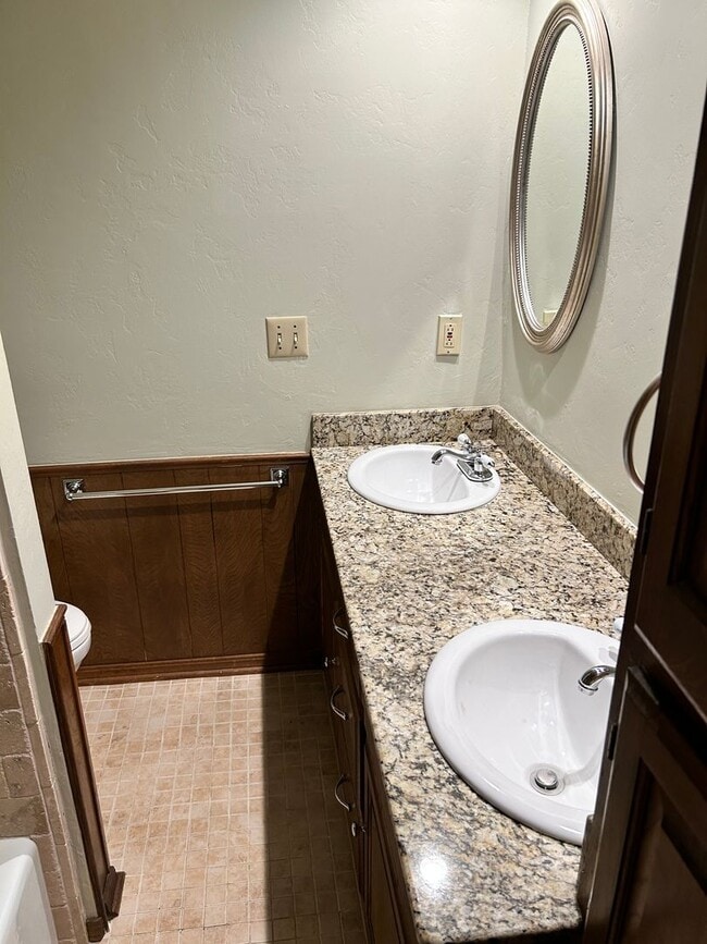 Building Photo - AVAILABLE SEPTEMBER 10TH Charming 4 bed 2....