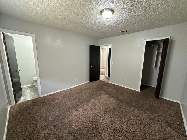 Building Photo - Nice 3bed, 1 1/2 bath. 2 car garage