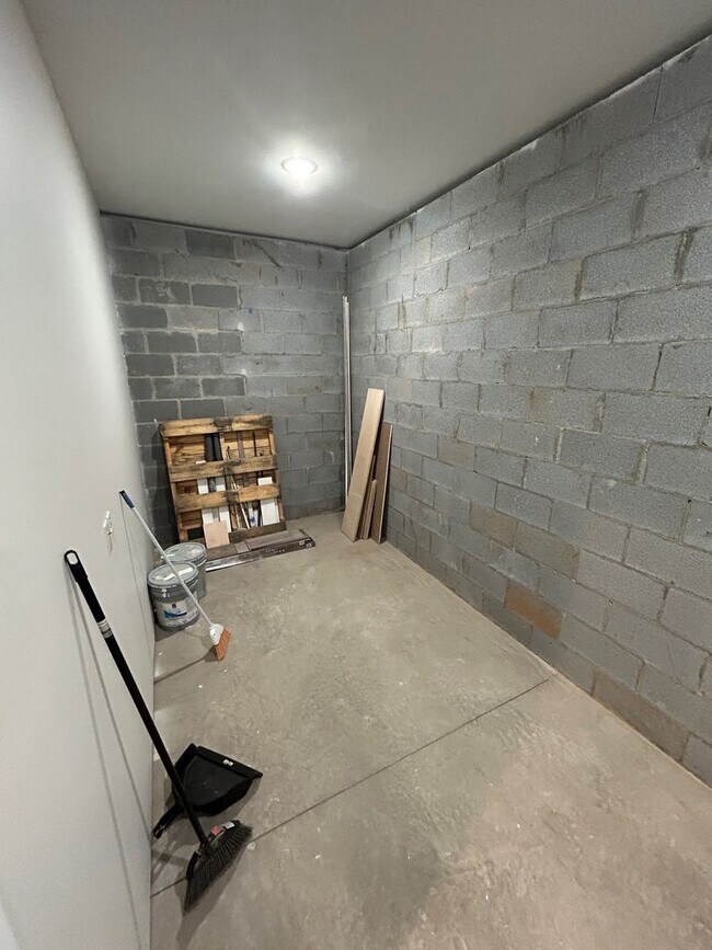 Building Photo - West AVL - 1/1 Like New Duplex