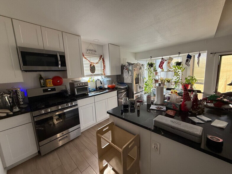 Building Photo - Room in House on Southwest Dr