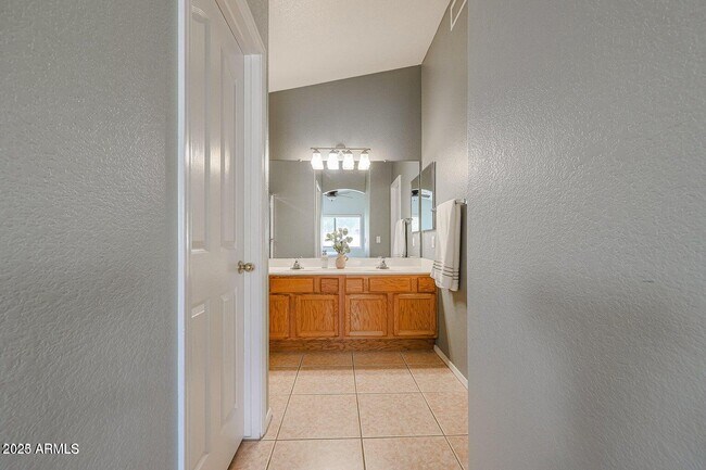 Building Photo - 4013 E Ironhorse Rd