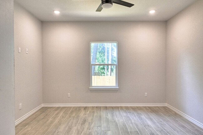 Building Photo - 9826 Arbor Oak