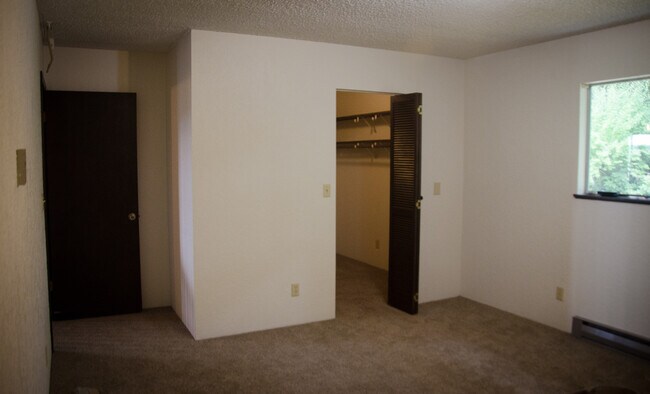 Master bedroom and closet - 11839 Glenwood Rd