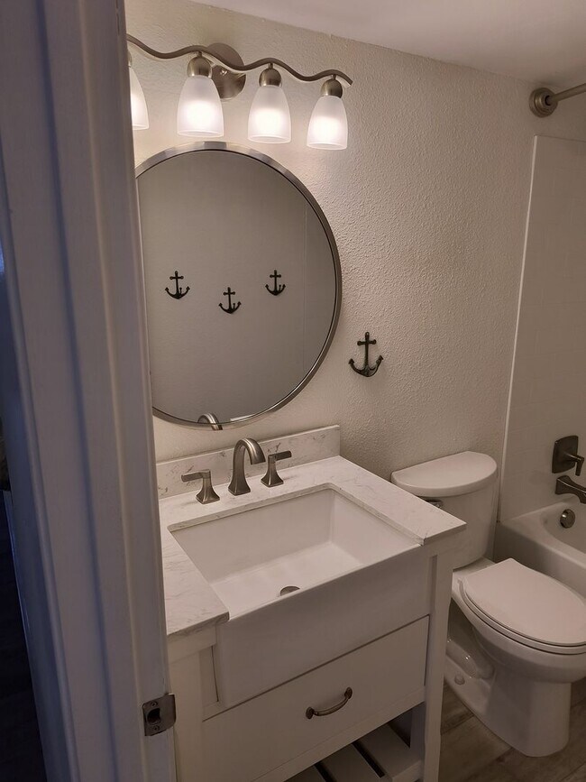 Building Photo - WONDERFUL 2 Bedroom 1.5 Bathroom condo