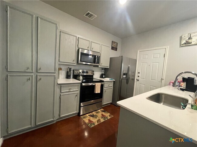 Building Photo - 318 Lowes Blvd