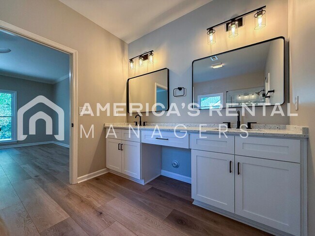 Building Photo - 825 Greystone Highlands Dr